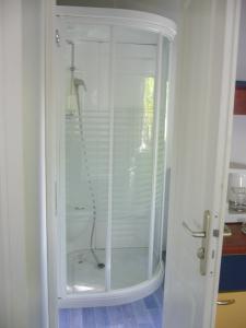 um armário branco com um chuveiro num quarto em Camping le Chêne em Tallard