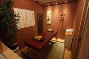 a dressing room with a table and a stool at Gîte Le Vieux Ruisseau Sauna et Massages in Lapoutroie