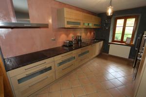 A kitchen or kitchenette at Le Vieux Ruisseau