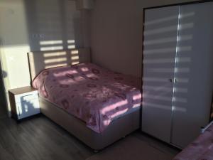 A bed or beds in a room at Gerze Apart Otel
