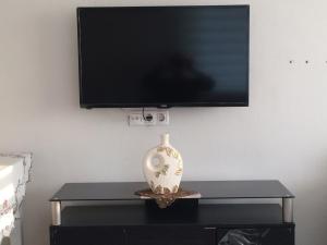 A television and/or entertainment centre at Gerze Apart Otel