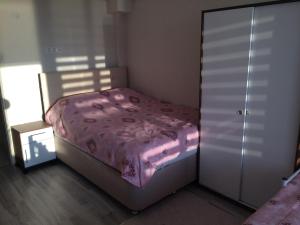 A bed or beds in a room at Gerze Apart Otel