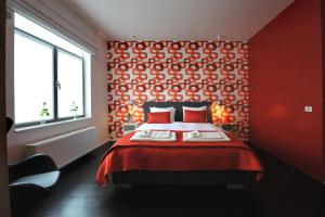 - une chambre rouge avec un lit et un mur rouge dans l'établissement B&B Kava, à Anvers