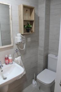 Kylpyhuone majoituspaikassa Pedieos Guest House