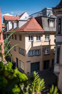 - une vue sur un bâtiment avec un toit rouge dans l'établissement Haus Triflinger, à Lindau