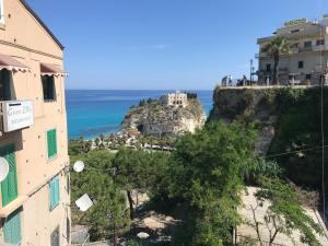 desde un edificio con vistas a la costa de Amalfi en Rosy And Roby, en Gasponi