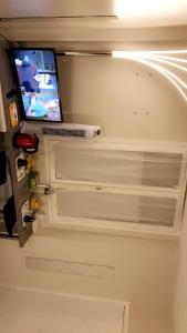 - une télévision accrochée au mur dans l'établissement Suite Cocoon Paris, à Paris