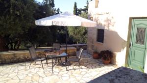 Patio alebo iná vonkajšia časť ubytovania Tzitzifes Stone Mansion