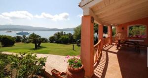 una veranda con vista sull'acqua di Villa Annalia a Cannigione