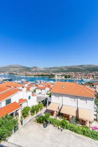 eine Luftansicht einer Stadt mit Gebäuden in der Unterkunft Rooms Carija in Trogir