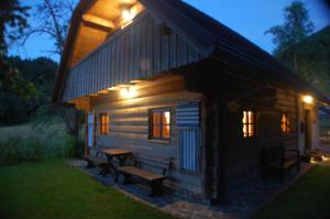 波希基斯卡贝拉Chalet ApArt Kupljenik 12 A, Bled的小木屋配有长凳和灯