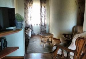 sala de estar con mesa y ventana en Chata za wsią en Skaszewo