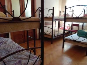 Katil dua tingkat atau katil-katil dua tingkat dalam bilik di Hostel in Batumi