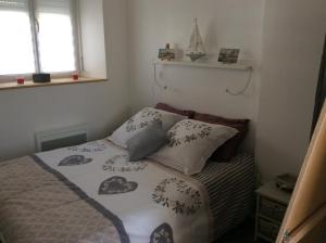 サン・マロにあるLe Dauphine 20m de la plageの小さなベッドルーム(枕2つ付きのベッド1台付)