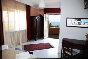 a room with a door leading to a room with a balcony at Affittacamere casagalez in Santa Domenica