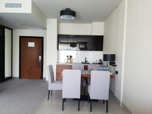 Kuchyňa alebo kuchynka v ubytovaní Apartament prywatny 327 w Diune Resort
