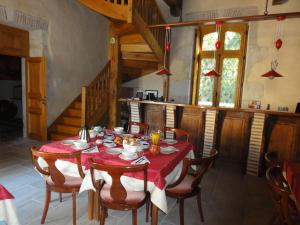 Restoran atau tempat makan lain di Chambres d'Hôtes de Charme du Château de Missandre