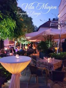 A restaurant or other place to eat at Luxury Rooms Minjon