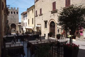 a street with tables and chairs and a building at Oro Rosso Hotel Ristorante in Montefalco