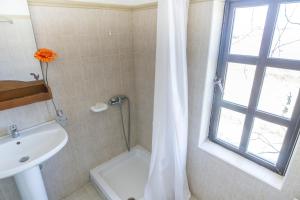 A bathroom at Creta Aquamarine Hotel