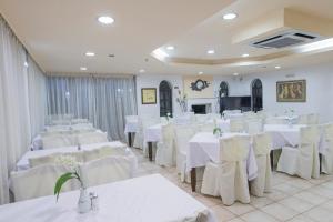 TV a/nebo společenská místnost v ubytování Creta Aquamarine Hotel