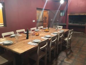 - une grande table en bois dans une chambre avec des chaises dans l'établissement Finca Albarossa, à Fuerte Quemado