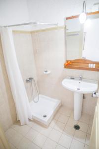 A bathroom at Creta Aquamarine Hotel