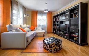 A seating area at Apartamento San Juan de los Reyes