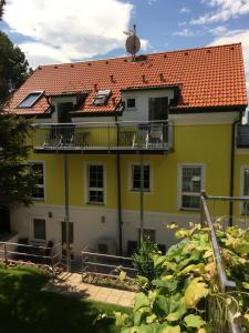 una casa amarilla con techo rojo en AJO Vienna Terrace - Contactless Check-in, en Viena