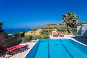 Swimmingpoolen hos eller tæt på Sea View Villas