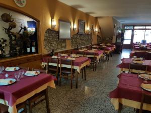 un comedor con mesas y sillas en un restaurante en Turó de L´Home, en Santa María de Palautordera