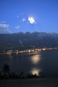 uma vista de uma grande massa de água à noite em Casa Bine em Tremosine Sul Garda