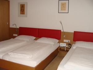 Postel nebo postele na pokoji v ubytování Hotel Bischof