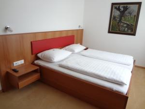 Postel nebo postele na pokoji v ubytování Hotel Bischof