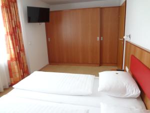 Postel nebo postele na pokoji v ubytování Hotel Bischof