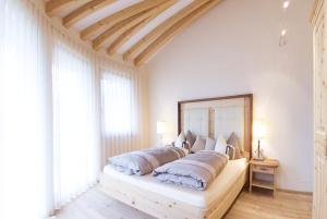 マルレンゴにあるAnsitz Waldner Oberwirtのベッドルーム(大型ベッド1台、大きな鏡付)