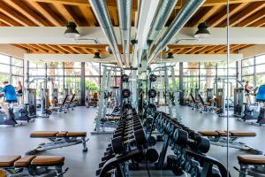 un gimnasio con filas de cintas de correr y máquinas en Estival ElDorado Resort, en Cambrils