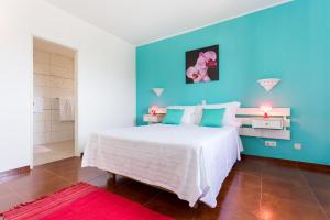 
A bed or beds in a room at Vila Graciosa - Tranquility Oasis
