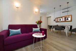 斯普利特的住宿－Le Grey，客厅配有紫色沙发和桌子