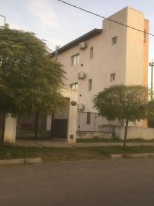 Tòa nhà nơi căn hộ tọa lạc +6 ảnh