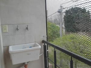 Baño con lavabo junto a una ventana en "Los Abrojos" 1 en Santa Rosa