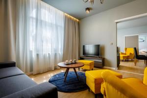 TV a/nebo společenská místnost v ubytování Apartments Bohemia Rhapsody