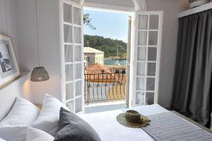 a bedroom with a bed and a large window at Alia Luxury Apartment in Gaios