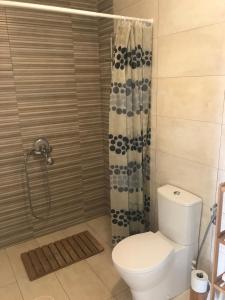 Et badeværelse på Holiday Home Sunrise + 20 billeder