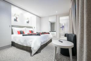 Rúm í herbergi á Hôtel Le White - Le 42 Restaurant
