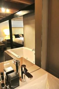 Een badkamer bij Kasteel Coevorden - Hotel de Vlijt