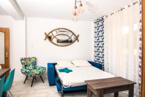 バレンシアにあるLaura Sea View Apartmentのベッドルーム1室(ベッド1台、テーブル、椅子付)