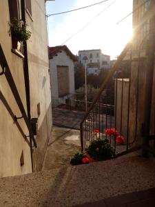 瓜爾迪亞格雷萊的住宿－Casa Vacanze Da Nonna Maria，享有一座建筑中鲜花阳台的景色