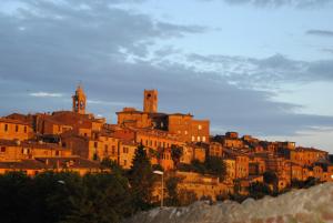a group of buildings on top of a hill at Il gelsomino del Perugino in Città della Pieve