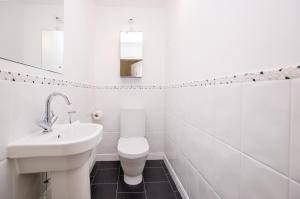 The Boulevard - Stunning 3 Bedroom Apartment With Free Parking